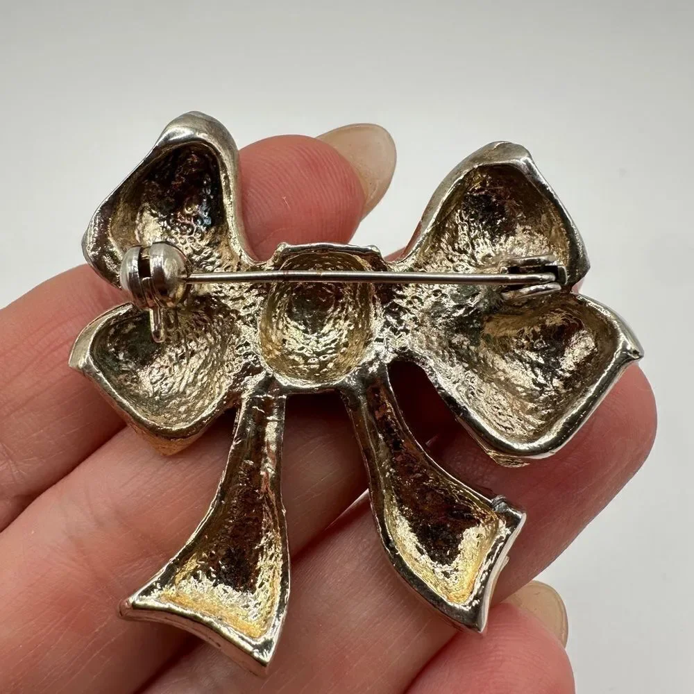Stunning Silver plated‎ bow pin/brooch!